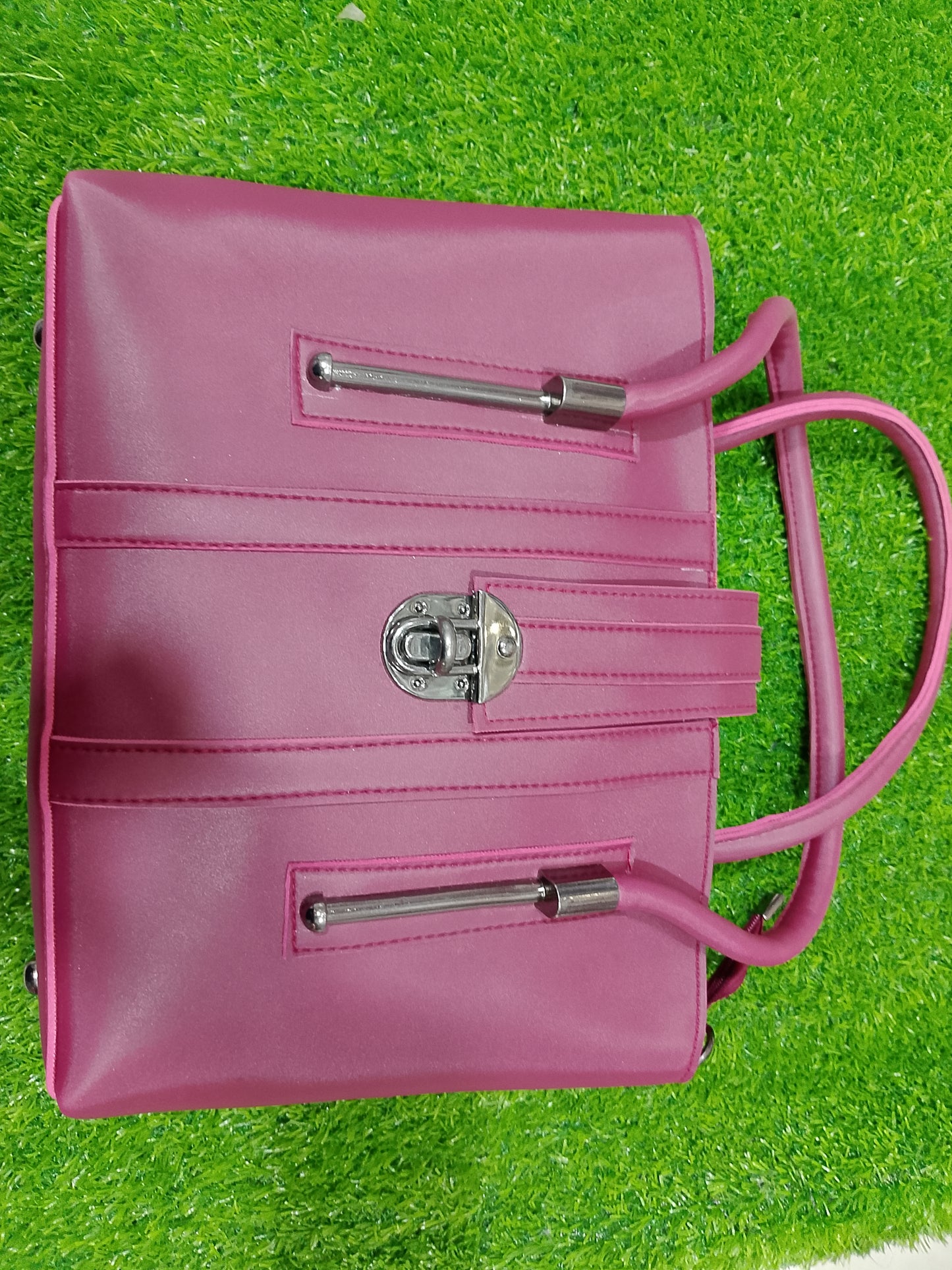Elegant Black Handbag for Women – Stylish & Premium Quality | The Beautera